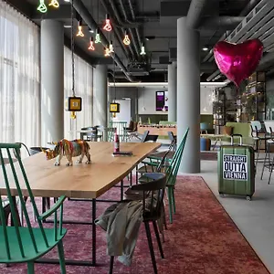 فندق Moxy East